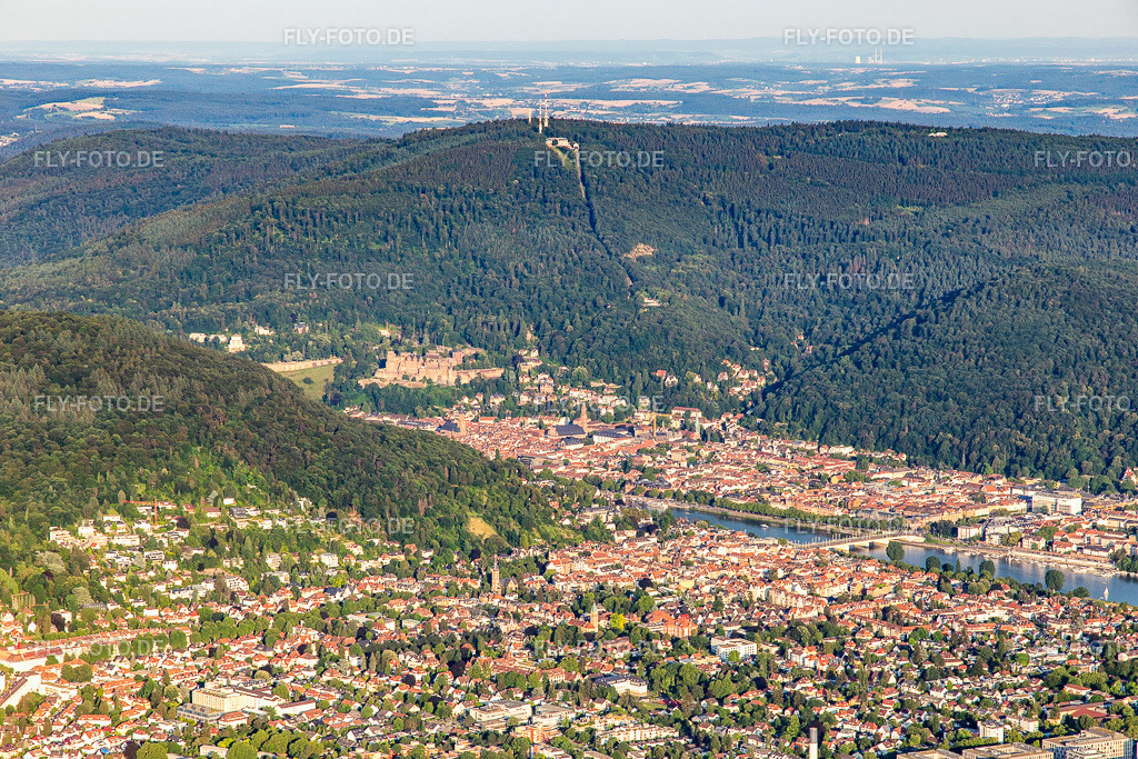 zu Füßen des Königstuhls | Luftbild: zu Füßen des Königstuhls im Ortsteil Kernaltstadt in Heidelberg im Bundesland Baden-Württemberg in Deutschland. Foto: IMG_142601.jpg vom 18.07.2024 durch Werner Riehm/FLY-FOTO.de - Realisiert mit Pictrs.com