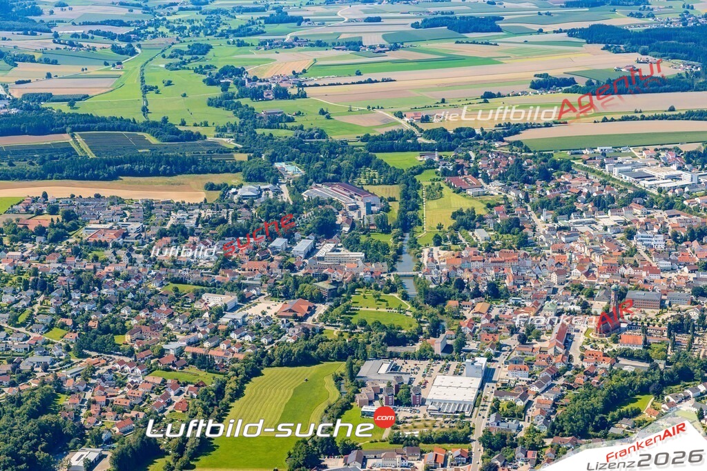 Luftaufnahme der Stadt Vilsbiburg - Die Luftaufnahme wurde 2025 vom UL-Flugzeug heraus erstellt ( keine Drohne ) - Hochauflösende Luftaufnahme - für professionelle Ausdrucke geeignet. Die Geschenkidee !Mit Lizenz und Bildrechte bestellbar