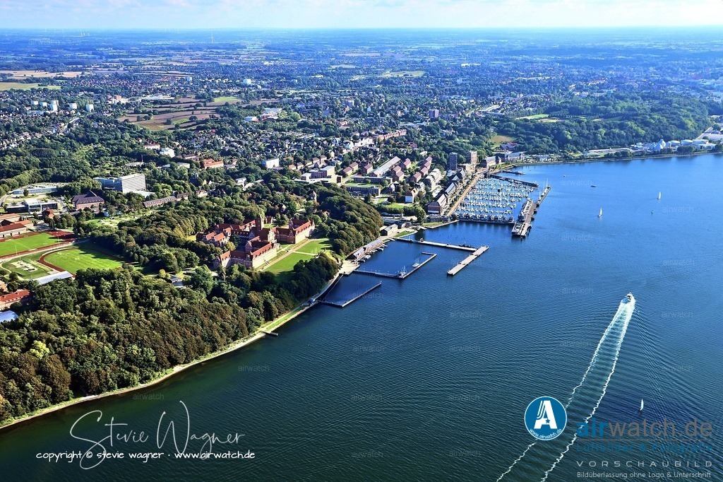 Luftbild Flensburger Förde - Die Marineschule Mürwik ist ein beliebtes Ausflugsziel | Die Marineschule ist auch ein beliebtes Ausflugsziel und bietet Führungen durch das Gelände, darunter Besichtigungen der Aula, des Turms und des historischen Flaggenmasts. Gelegentlich legt das Segelschulschiff „Gorch Fock“ im eigenen Bootshafen an. Auf Wettfahrten auf der Flensburger Förde wird die praktische Segelausbildung durchgeführt. Die Schule verfügt zudem über eine moderne Bibliothek und ein hochmodernes Planetarium für die astronomische Navigation.