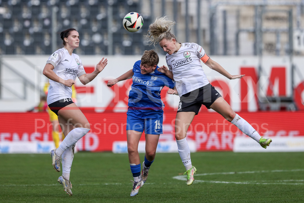 Fussball, 2. Frauen-Bundesliga, SV Meppen - FSV Gütersloh 2009 | v.li.: Chiara Tappe (FSV Gütersloh 2009, 42), Lea Mauly (SV Meppen, 19) und Maren Tellenbröker (FSV Gütersloh 2009, 23) im Dreikampf, Zweikampf, Duell, Dynamik, Aktion, Action, Spielszene, DIE DFB-RICHTLINIEN UNTERSAGEN JEGLICHE NUTZUNG VON FOTOS ALS SEQUENZBILDER UND/ODER VIDEOÄHNLICHE FOTOSTRECKEN. DFB REGULATIONS PROHIBIT ANY USE OF PHOTOGRAPHS AS IMAGE SEQUENCES AND/OR QUASI-VIDEO.