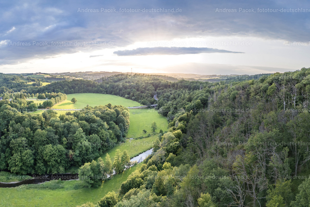 Hohe Ley, Kroppacher Schweiz | Die Hohe Ley in der Kroppacher Schweiz mit der Nister im Tal. Eine stimmungsvolle Abendstimmung im Westerwald. - Realisiert mit Pictrs.com