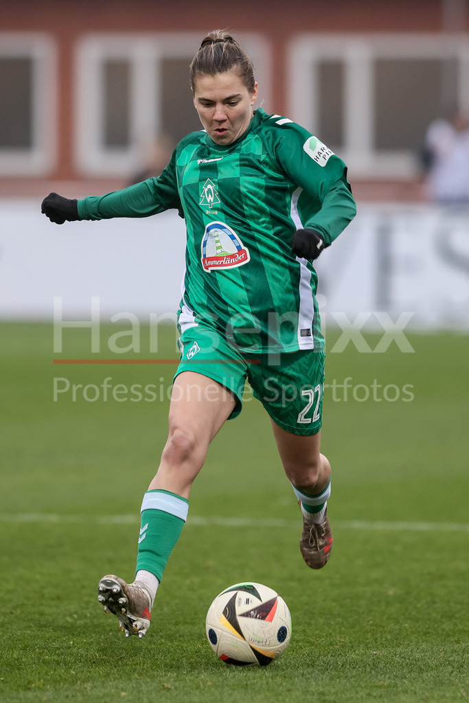Fussball, Google Pixel Frauen-Bundesliga, SV Werder Bremen - VfL Wolfsburg | v.li.: Rieke Dieckmann (SV Werder Bremen, 22) am Ball, Freisteller, Einzelbild, Ganzkörper, Aktion, Action, Spielszene, DIE DFB-RICHTLINIEN UNTERSAGEN JEGLICHE NUTZUNG VON FOTOS ALS SEQUENZBILDER UND/ODER VIDEOÄHNLICHE FOTOSTRECKEN. DFB REGULATIONS PROHIBIT ANY USE OF PHOTOGRAPHS AS IMAGE SEQUENCES AND/OR QUASI-VIDEO.