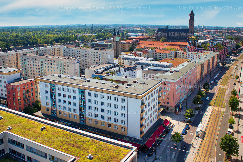 Blitzgastronom-Breiter-Weg-Goldschmiedebrücke-Magdeburg-8437 | Das Gebäude an der Ecke Breiter Weg und Goldschmiedebrücke. In der DDR-Zeit befand sich hier der „Blitzgastronom“, eine der gastronomischen Adressen im damaligen Stadtzentrum.Der Blitzgastronom gehörte zum innerstädtischen Alltag der 1960er-Jahre und lag in unmittelbarer Nähe weiterer bekannter Gaststätten und Treffpunkte wie dem Café Liliput und dem Stadt Prag.Heute erinnert kaum noch etwas an diese gastronomische Nutzung. Das Luftbild hält deshalb einen Ort fest, der für die Magdeburger Innenstadt der DDR-Zeit charakteristisch war – bevor sich der Breite Weg nach 1990 erneut grundlegend veränderte.Ein unscheinbares Gebäude mit einem Namen, den viele ältere Magdeburger noch aus ihrem Alltag kennen. - Realisiert mit Pictrs.com