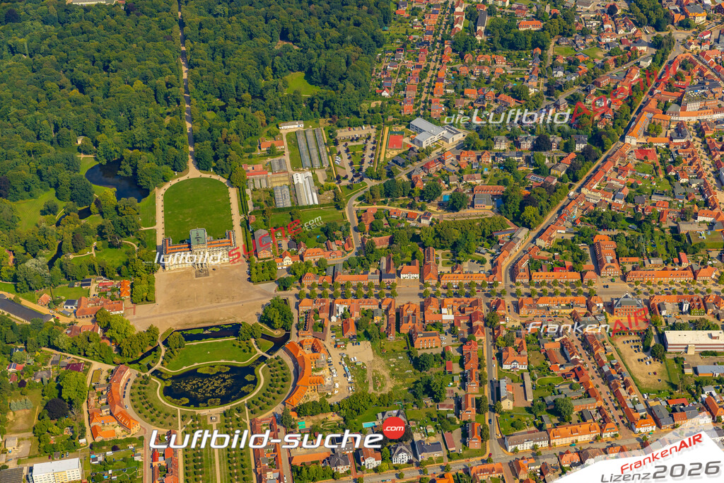 Luftbild der Stadt Ludwigslust - Das Luftbild wurde 2025 vom UL-Flugzeug heraus erstellt ( keine Drohnenaufnahme ) - Hochauflösende Luftaufnahme - für Wandbilder und großformatige Ausdrucke geeignet. Das besondere Geschenk!Hier alle&nbsp;Infos zur Lizenzierung der LuftaufnahmeWir fliegen auch dieses Jahr wieder in Ihre Region um Luftbilder zu erstellen.- Luftbild anfragen