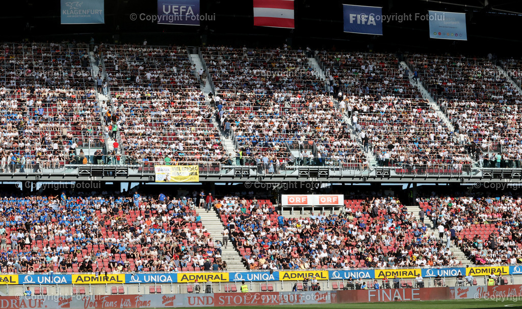 A_LUI_010525_00011 | SPORT,FUSSBALL,RZ PELLETS WOLFSBERG-TSV HARTBERG 01.05.2025 IM BILD : ZUSEHER AUF DER TRIBUENE FOTO:FOTOLUI/MW