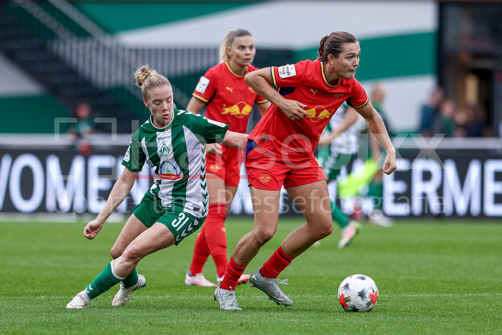 Fussball, Google Pixel Frauen-Bundesliga, SV Werder Bremen - RB Leipzig | v.li.: Elena Dhont (SV Werder Bremen, 31) und Alieke Tuin (RB Leipzig, 22) im Zweikampf, Duell, Dynamik, Aktion, Action, Spielszene, DIE DFB-RICHTLINIEN UNTERSAGEN JEGLICHE NUTZUNG VON FOTOS ALS SEQUENZBILDER UND/ODER VIDEOÄHNLICHE FOTOSTRECKEN. DFB REGULATIONS PROHIBIT ANY USE OF PHOTOGRAPHS AS IMAGE SEQUENCES AND/OR QUASI-VIDEO.