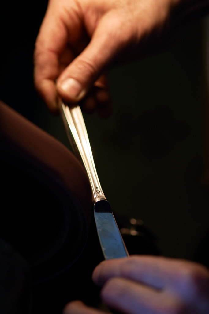 Loetstelle beim Messergriff schleifen | Wien, Austria - February 22, 2017: Wiener Silbermanufactur;  Loetstelle beim Messergriff schleifen. - Realisiert mit Pictrs.com