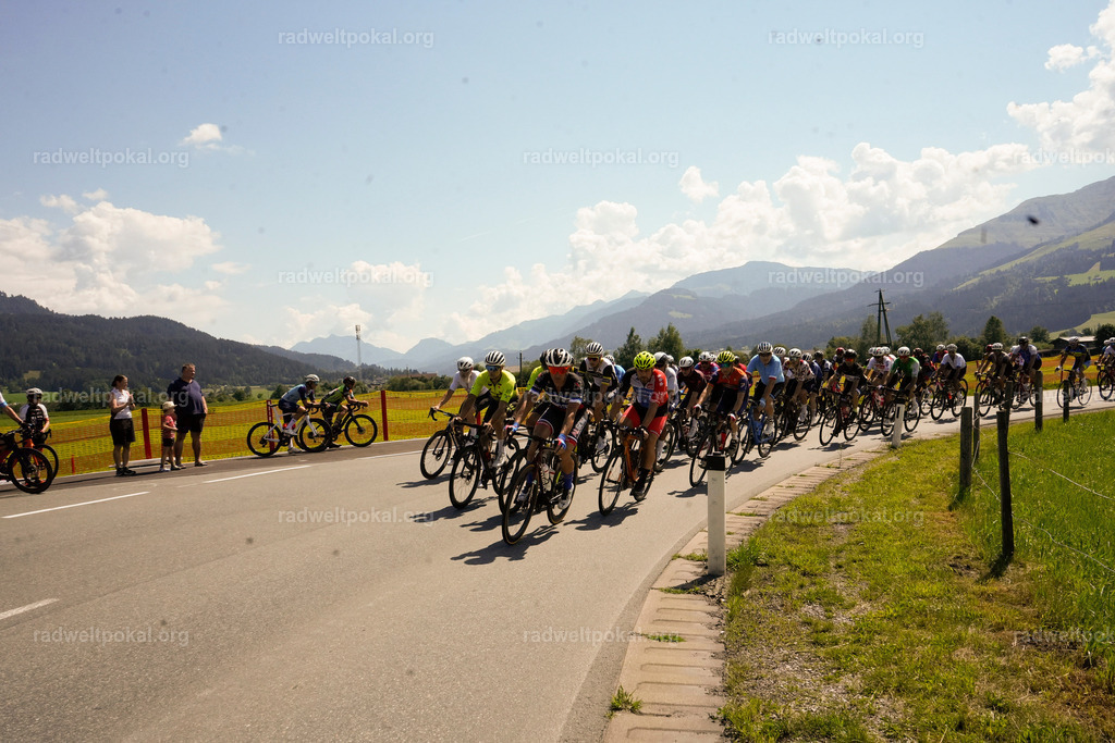 265_20230817_Bewerb_Maenner_Muehlanger | AUT - OESTERREICH, 2023-08-16: SPORT RENNRAD-FAHREN - 55. INTERNATIONALER RADWELTPOKAL IN ST. JOHANN IN TIROL  - Vintage-Radrennen mit WM-Bronze-Medaillen-Siegerin Christina Schweinberger, den Teilnehmer und Alexander Baumann (vom Orginastions-Team) - TAG 2 BEWERB MAENNER IN SECHS GRUPPEN  ; Foto: Roland Muehlanger
