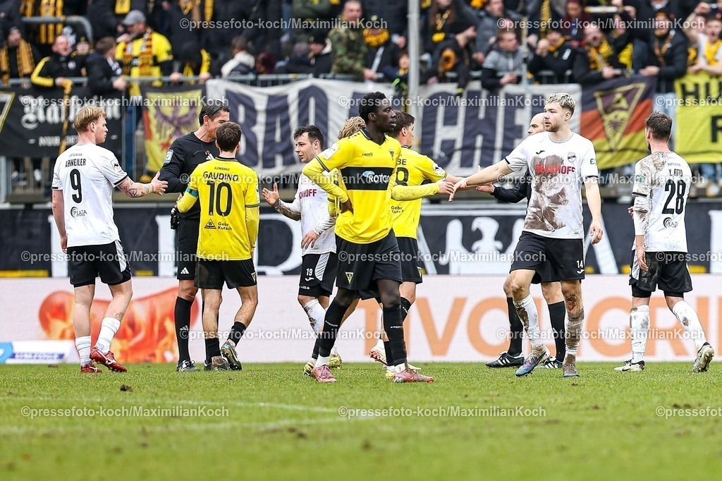 xKWIx21022601116 | 21.02.2026, xKWIx, Fußball, 3. Liga, Alemannia Aachen - SC Verl, Tivoli: Spieler schlagen nach Abpfiff ein Photo: xKamilxWilkowskixPressefotoKochx