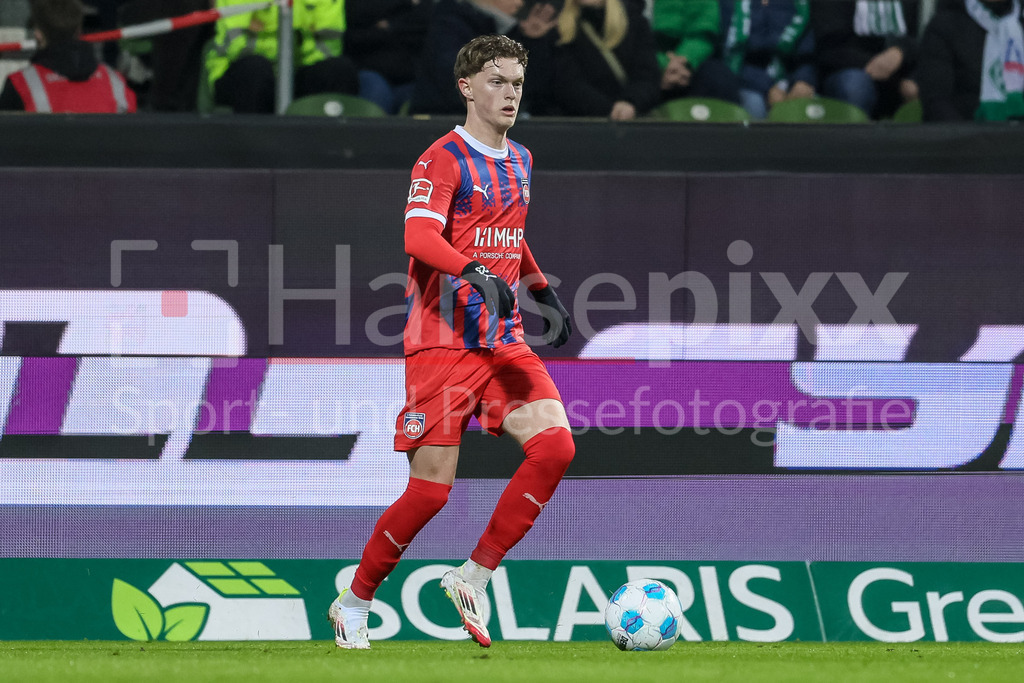 Fussball, Bundesliga, SV Werder Bremen - 1. FC Heidenheim | v.li.: Paul Wanner (1. FC Heidenheim, 10) am Ball, Freisteller, Einzelbild, Ganzkörper, Aktion, Action, Spielszene, DIE DFL-RICHTLINIEN UNTERSAGEN JEGLICHE NUTZUNG VON FOTOS ALS SEQUENZBILDER UND/ODER VIDEOÄHNLICHE FOTOSTRECKEN. DFL REGULATIONS PROHIBIT ANY USE OF PHOTOGRAPHS AS IMAGE SEQUENCES AND/OR QUASI-VIDEO.