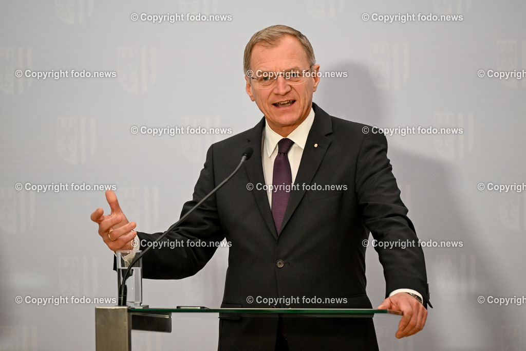 Pressekonferenz Land Ooe_ Gemeinsam geschafft - Maßnahmen zur Verbesserung fuer Mitarbeitende in den ooe. Spitaelern_ 10.04.2024-10 | 10.04.2024, Linz, AUT, Pressekonferenz Land Ooe, Gemeinsam geschafft - Maßnahmen zur Verbesserung fuer Mitarbeitende in den ooe. Spitaelern, im Bild LH Thomas Stelzer (VP, Landeshauptmann Ooe)