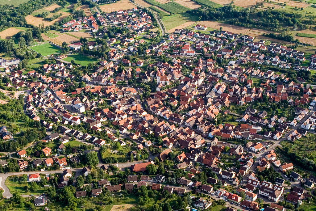 Luftbild: Ortsansicht von Norden im Ortsteil Ellmendingen in Keltern im Bundesland Baden-Württemberg in Deutschland. Foto: IMG_12387.jpg vom 05.08.2008 durch Werner Riehm/FLY-FOTO.de