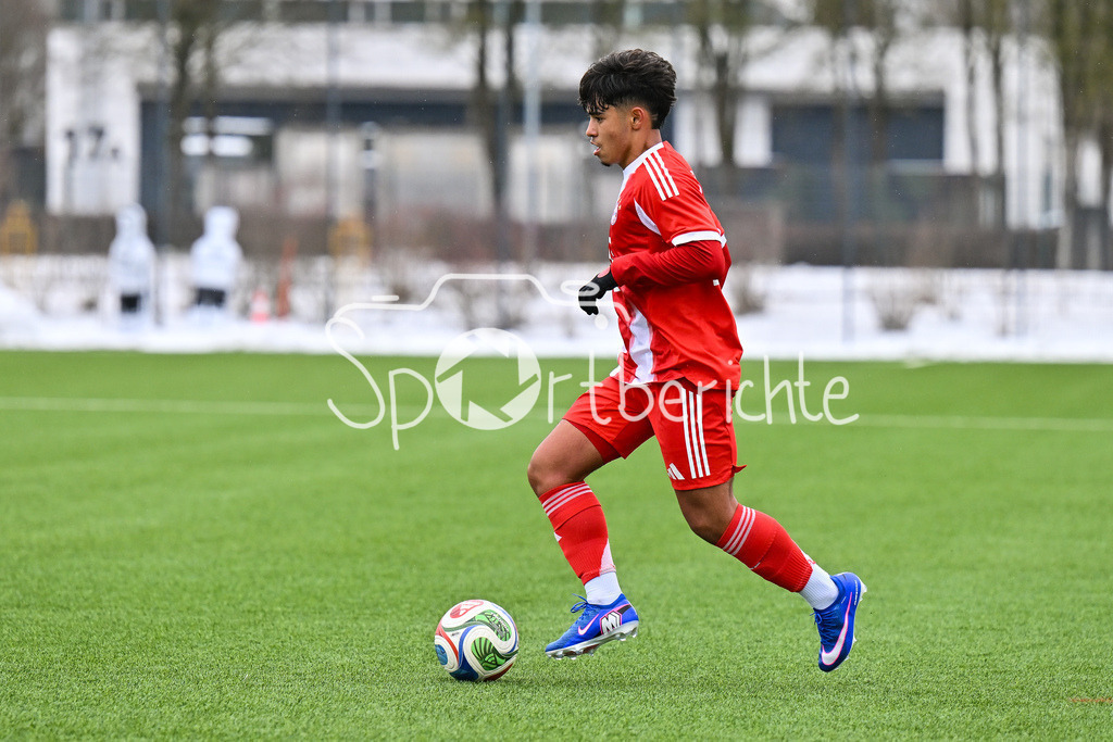 FC Bayern Amateure - SGV Freiberg Fussball | MUNICH, GERMANY - 29. JANUARY: am Ball Maycon Douglas CARDOZO (FC Bayern München II 10)  / Einzelfoto / Freisteller während dem Testspiel zwischen den Amateuren des FC Bayern und dem SGV Freiberg Fussball am FC Bayern Campus