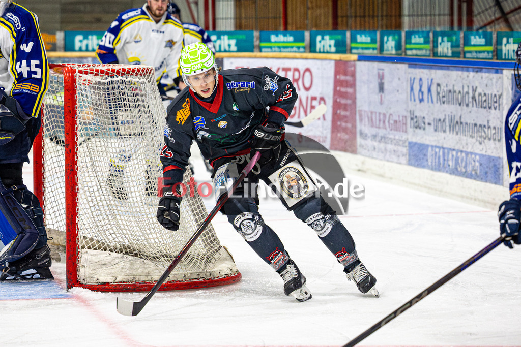Peißenberg MINERS gegen EHC Waldkraiburg "Die Löwen" | Eishockey Bayernliga 2025/26, Peißenberg MINERS gegen EHC Waldkraiburg "Die Löwen", 20251012,Ryan MURPHY (MINERS 15) in Aktion,2025-10-12 in Peißenberg (flatbuy Arena Peißenberg), Ryan MURPHY (MINERS 15)Copyright: WolfgangxLindner www.foto-lindner.de