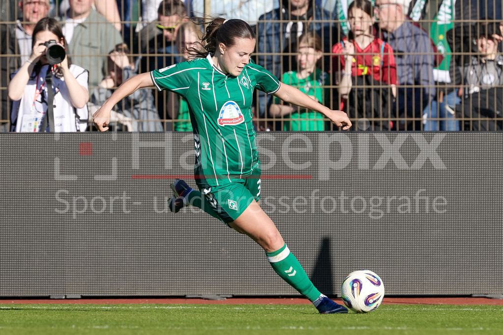 Fussball, Google Pixel Frauen-Bundesliga, SV Werder Bremen - FC Bayern München | Mara Alber (SV Werder Bremen, 37) am Ball, Freisteller, Einzelbild, Ganzkörper, Aktion, Action, Spielszene, DIE DFB-RICHTLINIEN UNTERSAGEN JEGLICHE NUTZUNG VON FOTOS ALS SEQUENZBILDER UND/ODER VIDEOÄHNLICHE FOTOSTRECKEN. DFB REGULATIONS PROHIBIT ANY USE OF PHOTOGRAPHS AS IMAGE SEQUENCES AND/OR QUASI-VIDEO.
