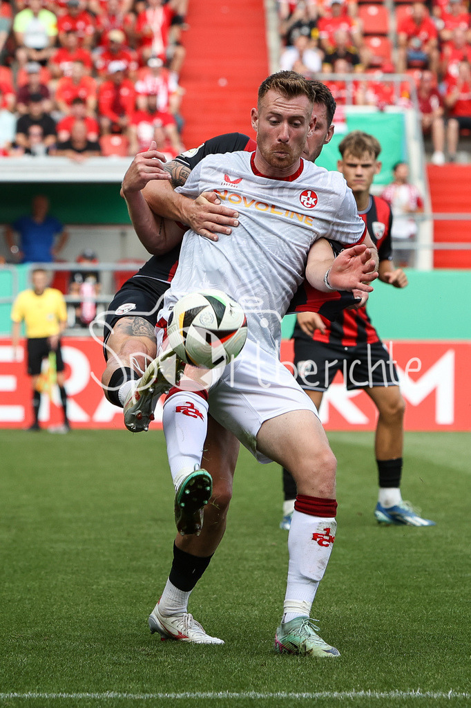 FC Ingolstadt - 1. FC Kaiserslautern | im Duell Ryan MALONE (FCI #16) und Jannik MAUSE (FCK #18) / Zweikampf