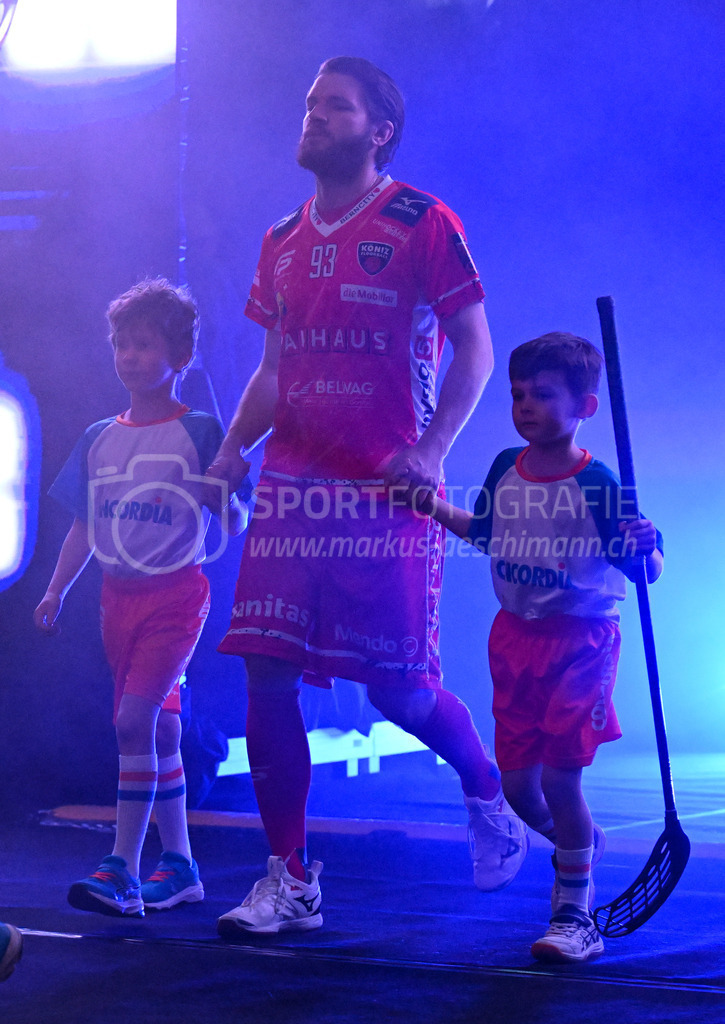 SV Wiler-Ersigen vs Floorball Köniz - 15. April 2023 | SV Wiler-Ersigen vs Floorball Köniz
Stimo Arena, Kloten
Manuel Engel (#93 Floorball Koeniz) mit Einlaufkids.
Bild: Sportfotografie Markus Aeschimann | www.markus-aeschimann.ch - Realisiert mit Pictrs.com