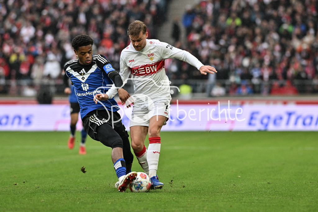 VfB Stuttgart - Hamburger SV | STUTTGART, GERMANY - 12. APRIL: tackle between Warmed OMARI (Hamburger SV 17) and Maximilian MITTELSTÄDT (VfB Stuttgart 7) during the Bundesliga Match between VfB Stuttgart vs. Hamburger SV on Matchday 29 at MHP Arena / DFL REGULATIONS PROHIBIT ANY USE OF PHOTOGRAPHS AS IMAGE SEQUENCES AND/OR QUASI-VIDEO