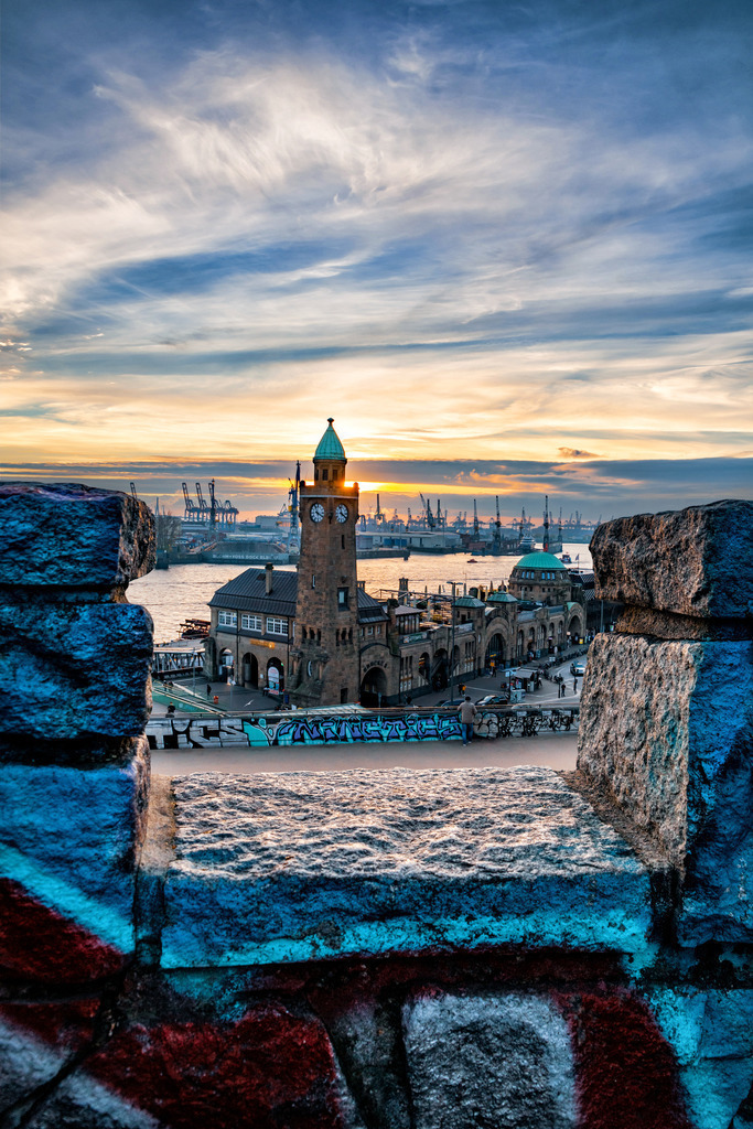 10221105 - Abend am Stintfang | Blick auf den Pegelturm an den Landungsbrücken und den Hamburger Hafen.