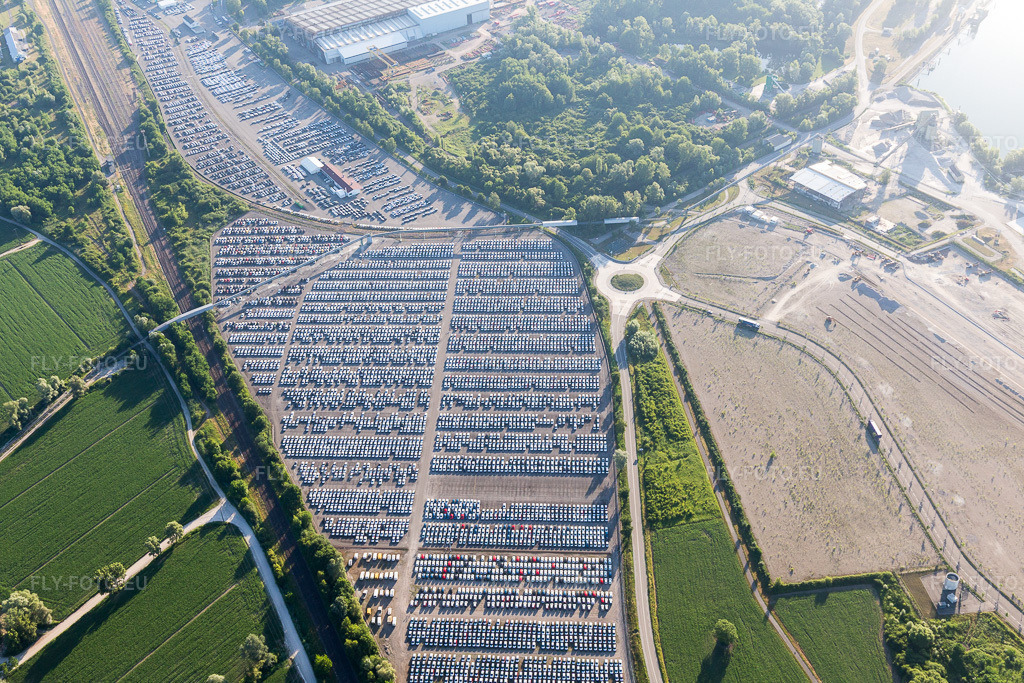 Vue aérienne: ARCHICUB - Aire de stationnement pour l'importation de camions et de voitures par Walon à Lauterbourg dans le département Bas Rhin, France.Photo: IMG_100952.jpg prise le 17/06/2017 par Werner Riehm/FLY-FOTO.euRésolution de l'original: 5173 x 3449 pxSolutions logistiques pour l'industrie: