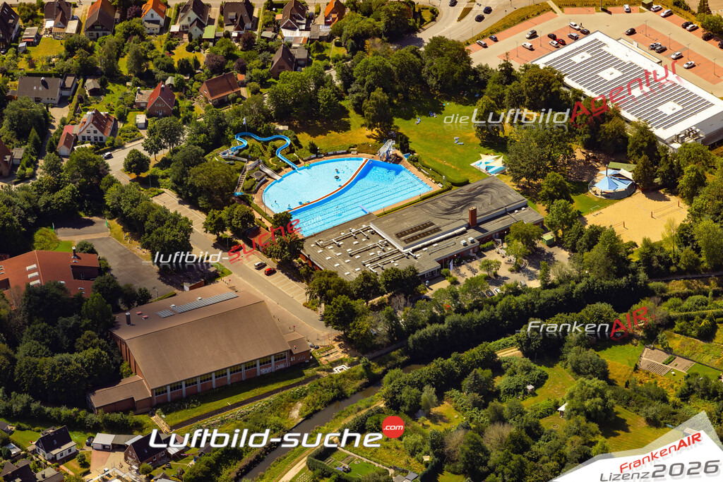 Das Luftbild der Stadt Meldorf wurde 2022 vom Flugzeug heraus erstellt (keine Drohnen-Aufnahmen) Aufnahmehöhe ca.450 Meter- hohe Bildauflösung und Druck-Qualität. Garantiert!