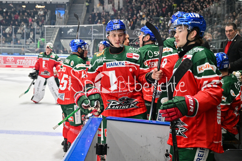 Augsburger Panther - Düsseldorfer EG | Die BAnk der Augsburger Panther im Powerbreak / Florian ELIAS (Augsburger Panther #67) / DEL: Augsburger Panther - Düsseldorfer EG, Curt Frenzel Stadion am 13.12.2024