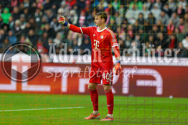 Borussia Mönchengladbach vs FC Bayern München - Bundesliga  | Mönchengladbach, Deutschland, 25.10.25:   Jonas Kurt Urbig (FC Bayern München) gestikuliert, Gestik waehrend des Spiels der Bundesliga zwischen Borussia Mönchengladbach vs FC Bayern München im Stadion im Borussia Park(Foto von Brauer-Fotoagentur / Adrian Schlueter)