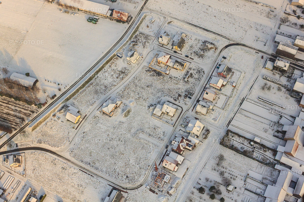 Luftbild: Neubaugebiet Im Tabakfeld im Winter bei Schnee in Hatzenbühl im Bundesland Rheinland-Pfalz in Deutschland. Foto: IMG_35762.jpg vom 04.12.2010 durch Werner Riehm/FLY-FOTO.de