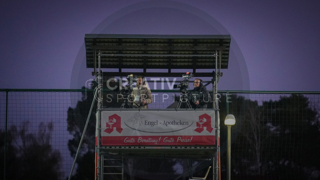 Fußball, Herren, Saison 2025/2026, Regionalliga Nordost, 22. Spieltag, FSV 63 Luckenwalde vs. Hallescher FC, Dienstag 07.04.2026, Werner-Seelenbinder-Stadion Luckenwalde, | Fußball, Herren, Saison 2025/2026, Regionalliga Nordost, 22. Spieltag, FSV 63 Luckenwalde vs. Hallescher FC, Dienstag 07.04.2026, Werner-Seelenbinder-Stadion Luckenwalde, Im Bild: Ein Blick auf den Fernsehturm im Luckenwalder Werner-Seelenbinder-Stadion. - Realisiert mit Pictrs.com