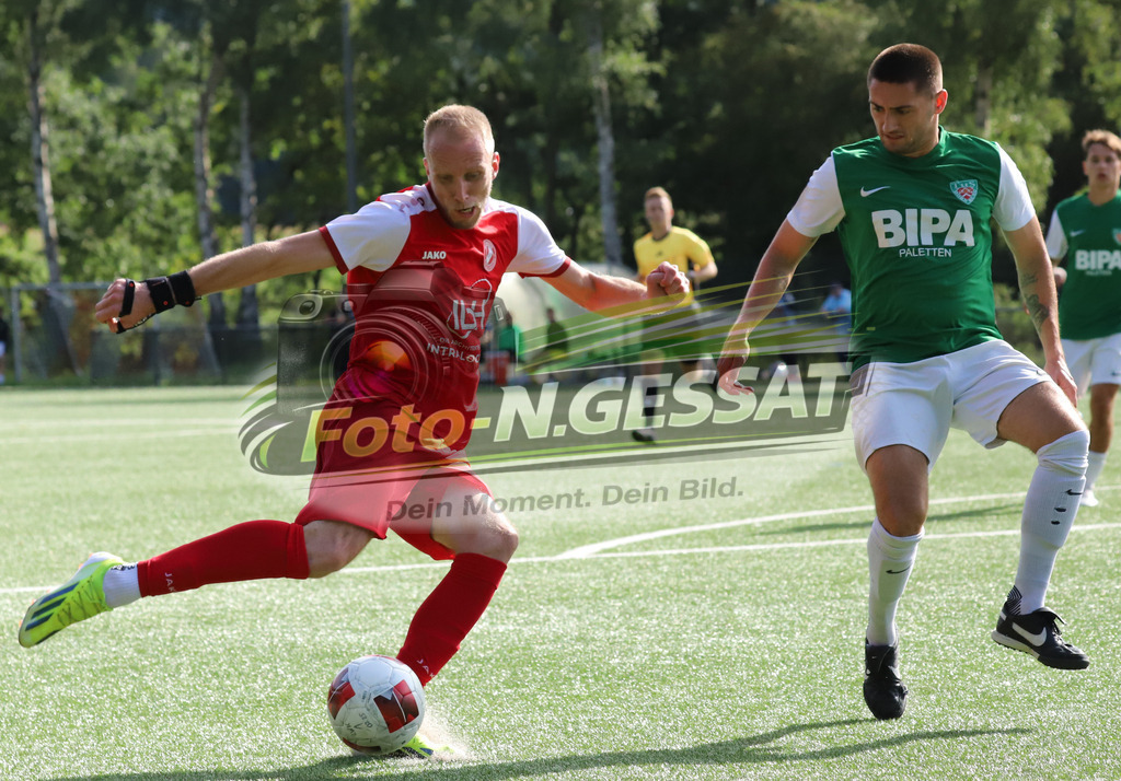 FC RW Kirchlengern - TuS Dornberg | Auf dem Bild zu sehen: rot FC RW Kirchlengern: Lennard Wüllner ; grün TuS Dornberg: Rene SchäferFC RW Kirchlengern, TuS Dornberg, Saison 25/26, Landesliga, Kirchlengern, Deutschland - Realisiert mit Pictrs.com