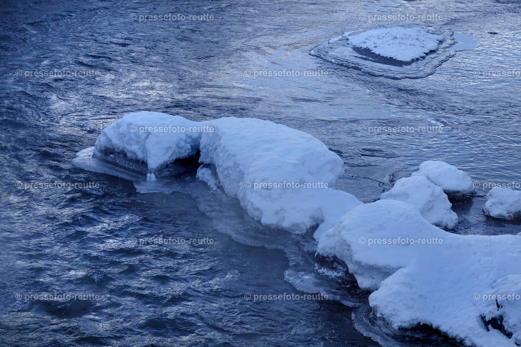 welltvi-Lechfluss-Winter_24Jan2019-Steeg_DSC2205 | Info aus dem Bezirk Reutte/Ausserfern Tirol sowie eine umfangreiche Bilddatenbank über die gesamte Region: Lechtal, Talkessel Reutte, Tannheimertal, Zwischentoren. Lech, Plansee, Zugspitze, Grenztunnel, B179, Fernpassstraße, Verkehr, Lawinen, Tradition, - Realisiert mit Pictrs.com