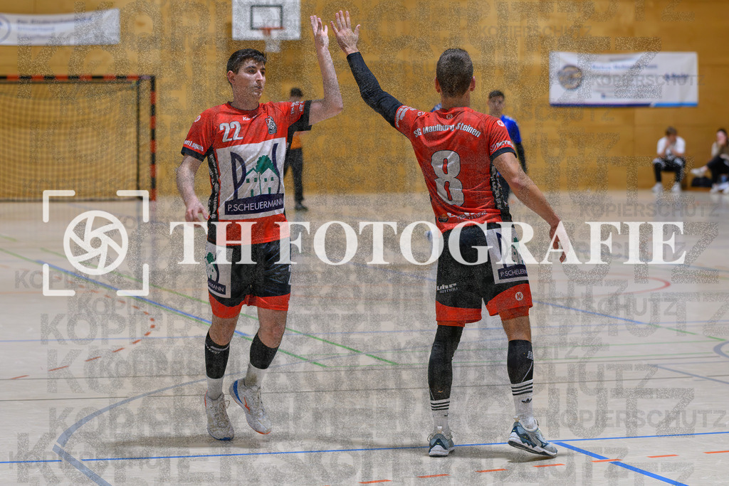 GER, SG Maulburg/Steinen - HSV Schopfheim, Handball, Landesliga, 4. Spieltag, Saison 2023/2024, 14.10.2023 | Niklas Ahrens (SG Maulburg/Steinen, #22), Jakob Tiedtke (SG Maulburg/Steinen, #08) klatschen sich ab.

GER, SG Maulburg/Steinen - HSV Schopfheim, Handball, Landesliga, 4. Spieltag, Saison 2023/2024, 14.10.2023

Foto: TH Fotografie/Thomas Hess