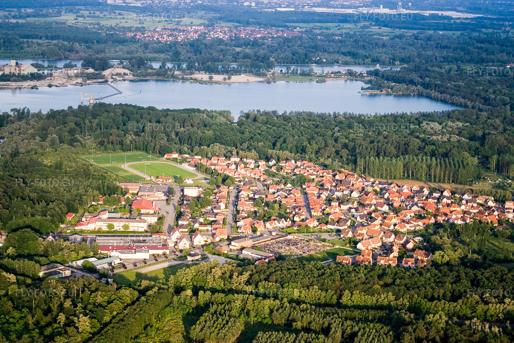 Vue aérienne: Collège Charles de Gaulle et Stade Saint-Étienne - FC Seltz à Schaffhouse-près-Seltz dans le département Bas Rhin, France – .Photo: IMG_2407.jpg prise le 04/06/2006 par Werner Riehm/FLY-FOTO.eu – Résolution de l'original: 3456 x 2304 px – Collège Charles de Gaulle