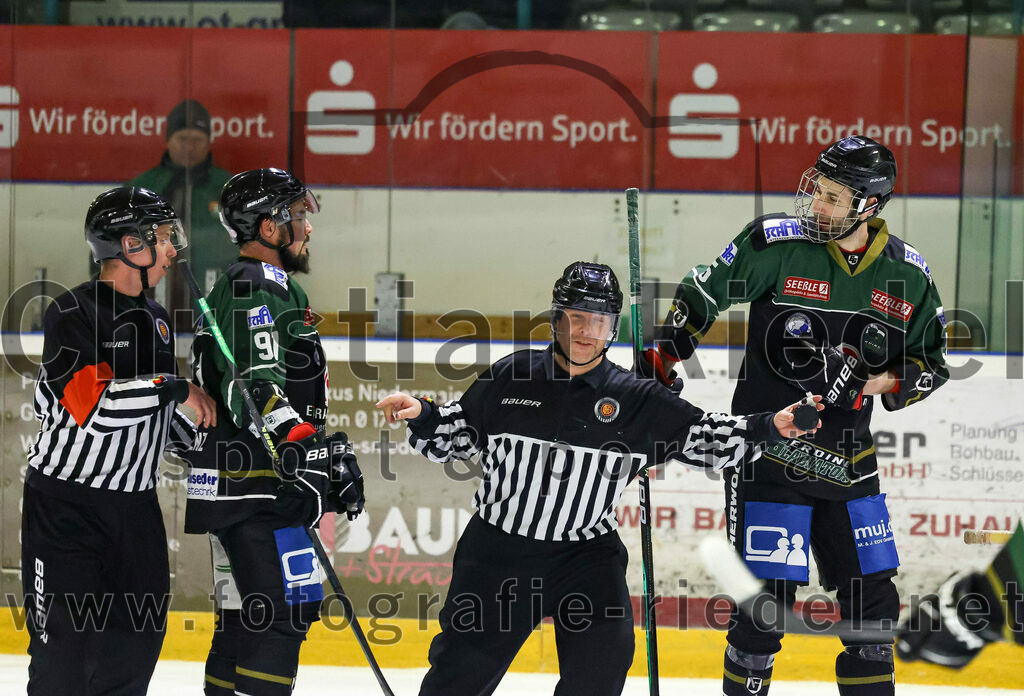 2022-12-09_156_TSV_Erding_gegen_EHC_Waldkraiburg | Erding, Deutschland, 09.12.2022:
Eishockey, Bayernliga 2022 / 2023, 19. Spieltag, TSV Erding gegen EHC Waldkraiburg, Endergebnis: 9:2

Rudolf Lorenz (Erding Gladiators, #91), Florian Zimmermann (Erding Gladiators, #5)

Foto: Christian Riedel / fotografie-riedel.net
