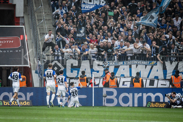 German Bundesliga, Bayer 04 Leverkusen vs. Hamburger SV, 16.05.2026 | LEVERKUSEN, GERMANY - MAY 16, 2026 :  Fabio Vieira (Hamburger SV, 20) celebrates his goal—making it 0-1 together with his teammates and fans during the German Bundesliga match on gameday 34 between Bayer 04 Leverkusen vs. Hamburger SV at BayArena on May 16, 2026 in Leverkusen, Germany. DFL REGULATIONS PROHIBIT ANY USE OF PHOTOGRAPHS AS IMAGE SEQUENCES AND/OR QUASI-VIDEO.