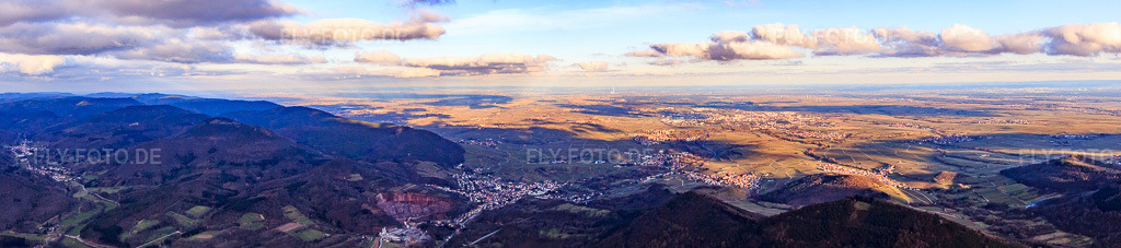 Luftbild: Panorama des Haardtrands mit Queichtal aus Westen von Dernbach bis Ranschbach in Albersweiler im Bundesland Rheinland-Pfalz in Deutschland. Foto: IMG_62142-Pano.jpg vom 23.02.2014 durch Werner Riehm/FLY-FOTO.deAuflösung des Originals: 13954 x 3092 px