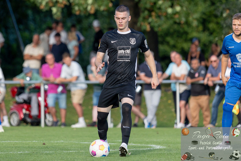 Hessenliga: Türk Gücü Friedberg - FC Eddersheim, 09.08.2024 | Simon Lüders (FC Eddersheim #22) passt den Ball, Freisteller, Portrait / Porträt, Türk Gücü Friedberg - FC Eddersheim, Friedberg, Städtischer Sportplatz, 9.8.2024 - Realisiert mit Pictrs.com