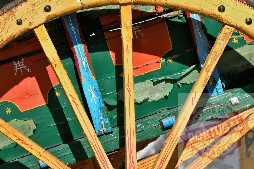 Traditional Sicilian cart wheel featuring colorful folk art | Close view of a rustic, weathered cart wheel with painted wooden spokes and decorations - Realisiert mit Pictrs.com