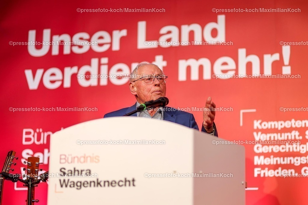 Wup06022501037 | 06.02.2025, Wahlkampfveranstaltung Bündnis Sahra Wagenknecht - Der Politiker Oskar Lafontaine bei seiner Rede in der Alten Papierfabrik in Wuppertal. 