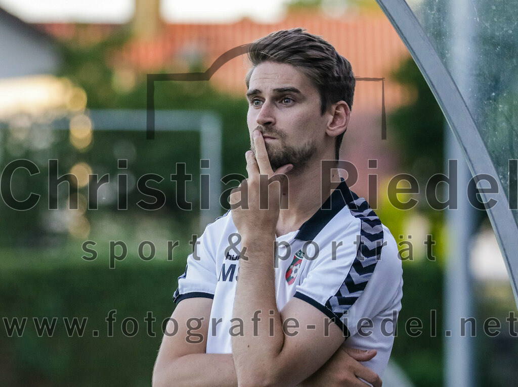 2023-08-18_034_FC_Schwaig_gegen_TSV_Kastl | Oberding, Deutschland, 18.08.2023:
Fußball, Landesliga Südost 2023 / 2024, 7. Spieltag, FC Schwaig gegen TSV Kastl, Endergebnis: 2:2

Co-Trainer Mario Simak (FC Schwaig)

Foto: Christian Riedel / fotografie-riedel.net
