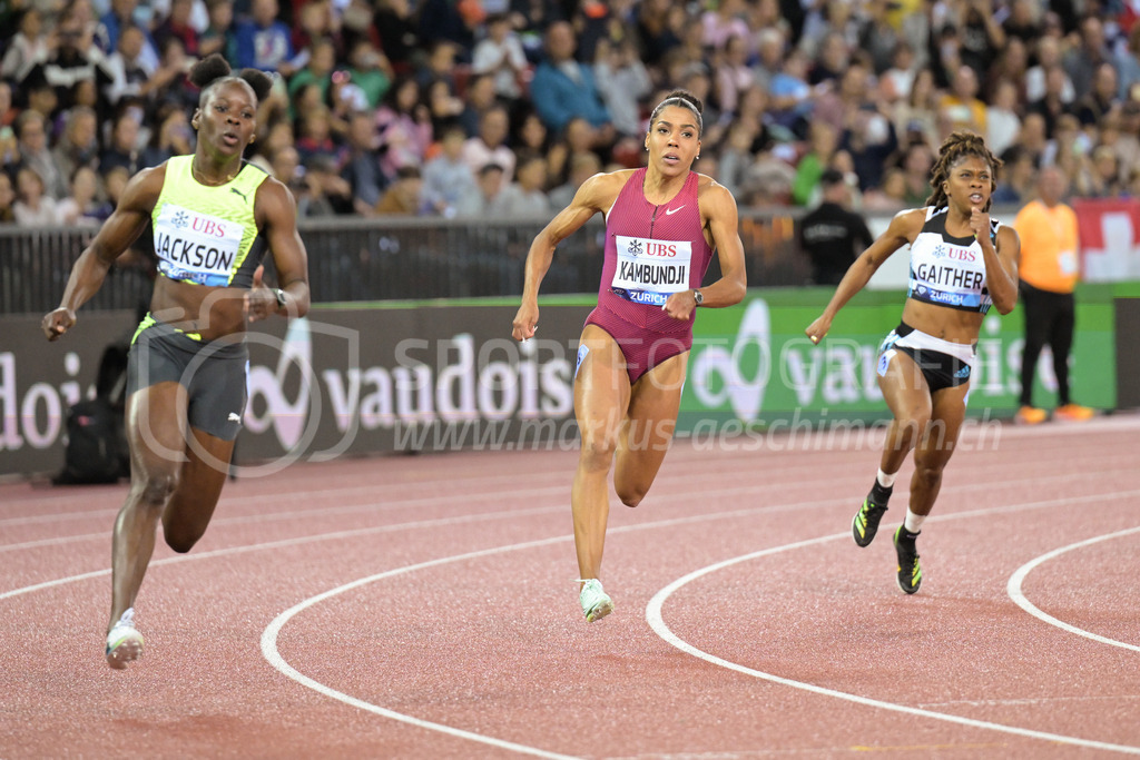 Leichtathletik: Weltklasse Zürich | 08.09.2022, Zürich, Letzigrund, Leichtathletik: Weltklasse Zürich, KAMBUNDJI Mujinga (SUI) im 200m-Lauf der Frauen, links JACKSON Shericka (JAM) und rechts GAITHER TyNia (BAH). - Realisiert mit Pictrs.com