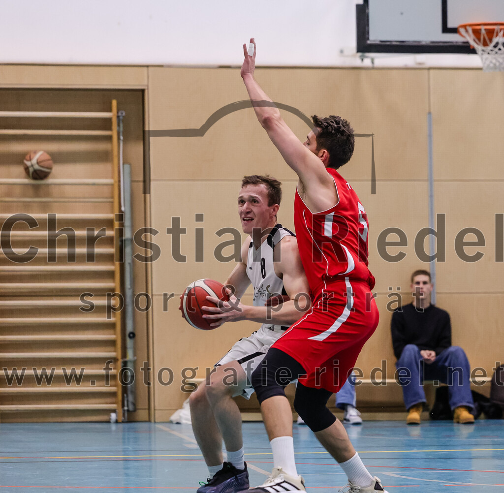 2025-12-06_021_TSV_Vaterstetten_gegen_MTV_1879_Muenchen | Vaterstetten, Deutschland, 06.12.2025:Basketball, 2. Regionalliga Süd 2025 / 2026, 9. Spieltag, TSV Vaterstetten gegen MTV 1879 München, Endergebnis: 58:83Tom Hedden (TSV Vaterstetten, #8), Felix Daniel Schuck (MTV 1879 München, #5)Foto: Christian Riedel / fotografie-riedel.net