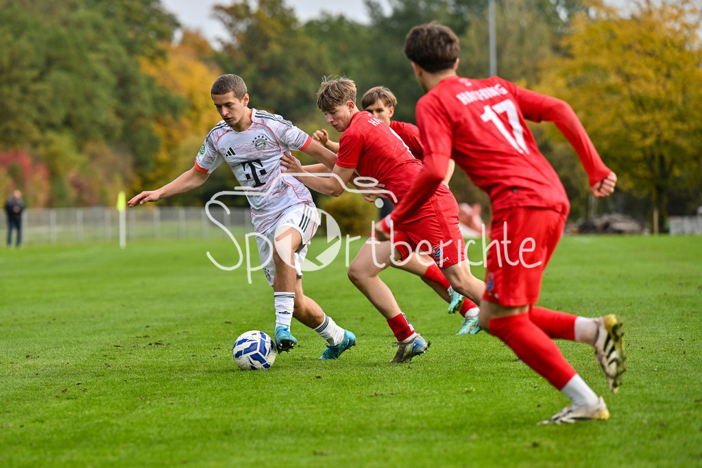 SpVgg Unterhaching U19 - FC Bayern München U19 | im Duell Yll GASHI (FC Bayern München U19 9) und Marinus SPANN (SpVgg Unterhaching U19 8) / Zweikampf / U19 DFB Nachwuchsliga: SpVgg Unterhaching - FC Bayern München; Sportschule Oberhaching am 18.10.2025