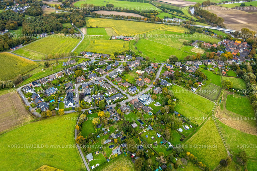 Huenxe241009754 | Luftbild, Ortsansicht Ortsteil Krudenburg, hinten Fluss Lippe Wiesen und Felder, Krudenburg, Hünxe, Niederrhein, Nordrhein-Westfalen, Deutschland