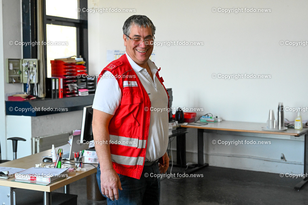 PVZ_ Postverteilerzentrum Linz_ Asylunterkunft_ 21.03.2023-6 | 21.03.20123, Postcity, PVZ, AUT, Postverteilerzentrum Linz, Asylunterkunft, im Bild Friedrich Radler, Rotes Kreuz, Asylunterkunft wird geraeumt, Lager, Schlafstelle, Halle