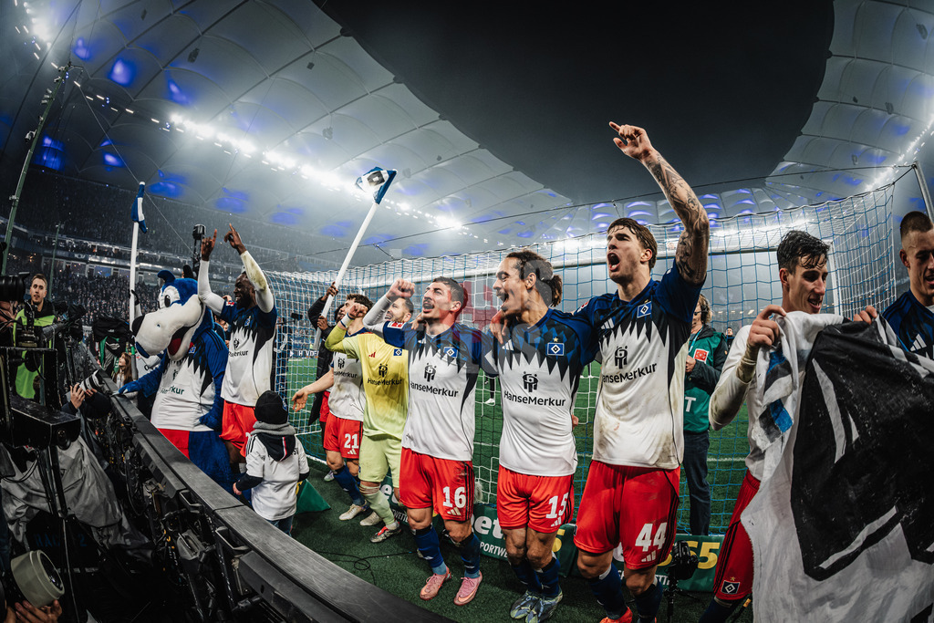 Fußball | Männer | Saison 2025/2026 | 1. Fußball-Bundesliga | 13. Spieltag | Hamburger SV vs. SV Werder Bremen | 07.12.2025 | HSV feiert nach dem Sieg mit den Fans, v.l. Giorgi Gocholeishvili (#16, HSV), Yussuf Poulsen (#15, HSV) und Luka Vuskovic (#44, HSV)
