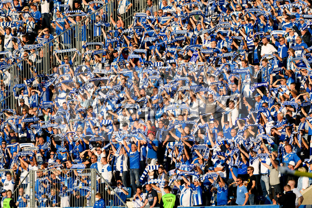 FCMFCK20210904_126 | Fussball, Herren: . Fans vom 1. FC Magdeburg beim Spiel der 3. Liga zwischen 1. FC Magdeburg und 1. FC Kaiserslautern in der MDCC-Arena am 04.09.2021 in Magdeburg, Deutschland.DFB / DFL REGULATIONS PROHIBIT ANY USE OF PHOTOGRAPHS AS IMAGE SEQUENCES AND/OR QUASI-VIDEO. - Realisiert mit Pictrs.com