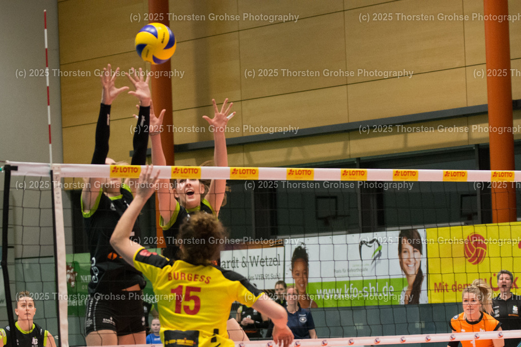 VBL VFB SUHL vs. LADIES IN BLACK AACHEN | Aachen in SCHWARZ gegen Suhl in GELB; VBL VFB SUHL vs. LADIES IN BLACK AACHEN, Volleyball-Bundesliga Frauen am 03.02.2018 in der Multihalle in Meiningen, (Deutschland) - Realisiert mit Pictrs.com
