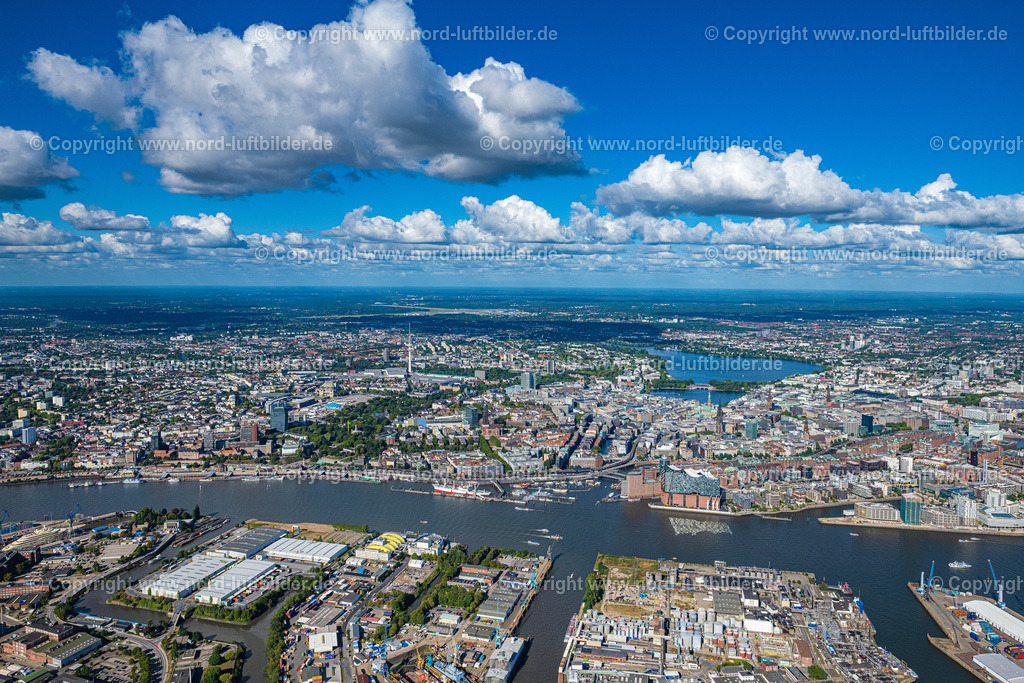 Hamburg_Hafen_Panorama_ELS_2777200922 | HAMBURG 20.09.2022 Stadtgebiet Hamburg Hafen Steinwerder Altona mit Außenbezirken und Innenstadtbereich in Hamburg, Deutschland. // Urban area Hafen Steinwerder Altona with outskirts and inner city area in Hamburg, Germany. Foto: Martin Elsen