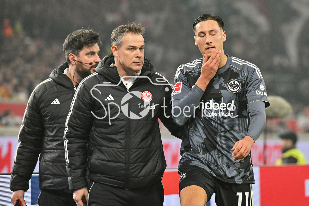 VfB Stuttgart - SG Eintracht Frankfurt | STUTTGART, GERMANY - 13. JANUARY: Younes EBNOUTALIB (Eintracht Frankfurt 11) muss verletzt ausgewechselt werden / Verletzung während dem Bundesligamatch zwischen dem VfB Stuttgart und der SG Eintracht Frankfurt am 17. Spieltag in der MHP-Arena / DFL REGULATIONS PROHIBIT ANY USE OF PHOTOGRAPHS AS IMAGE SEQUENCES AND/OR QUASI-VIDEO